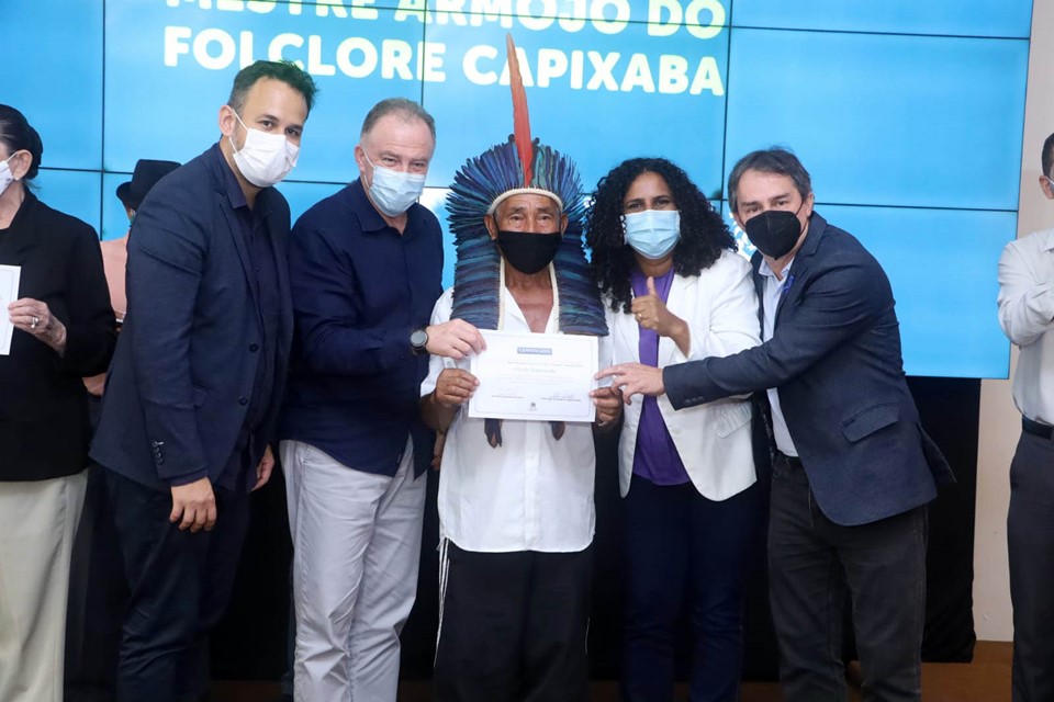 A premiação “Mestre Armojo do Folclore Capixaba” é resultante do Edital 013/2020 – Mestres e Grupos da Cultura Popular e tem como objetivo reverenciar a atuação de mestres e grupos, que auxiliam no fortalecimento e divulgação dos saberes e fazeres tradicionais