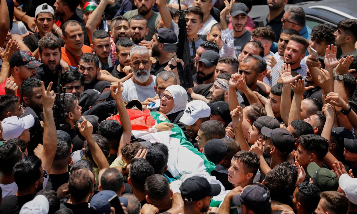 Forças israelenses matam ao menos três palestinos em tiroteio
