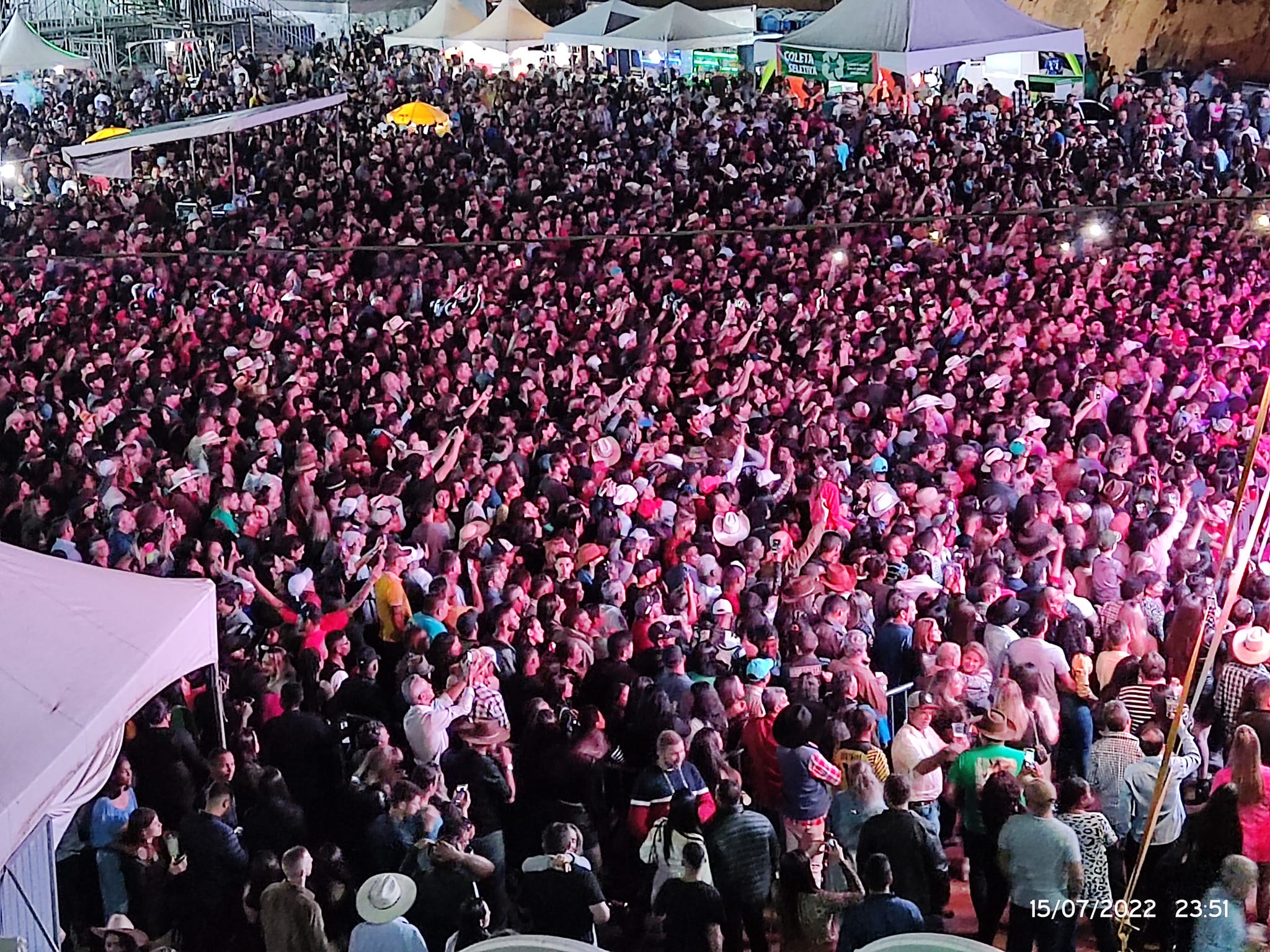 Milhares de pessoas marcaram presença no show de Eduardo Costa