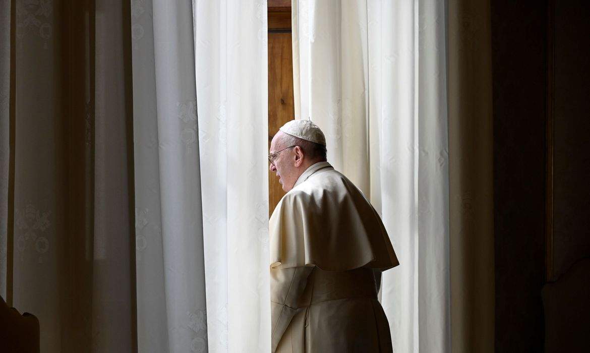 Papa Francisco faz exames em hospital de Roma 2 meses após internação