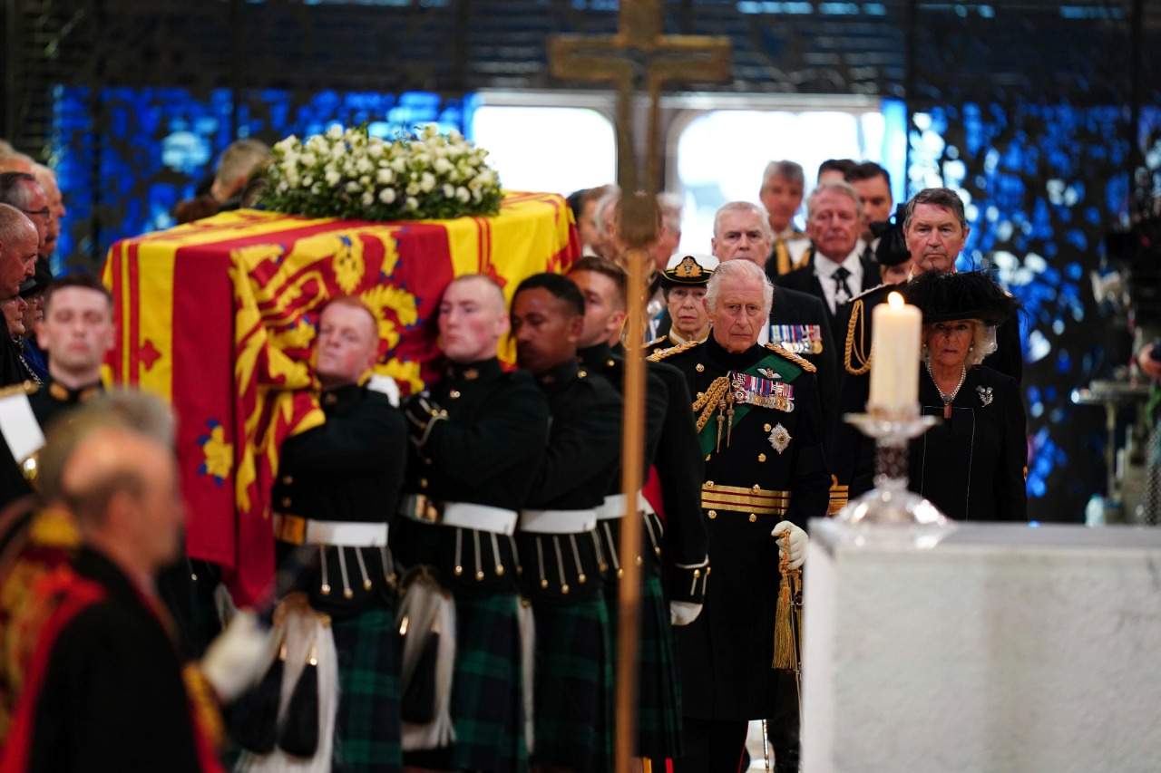 Rei Charles III e irmãos velam caixão da rainha Elizabeth II na Escócia