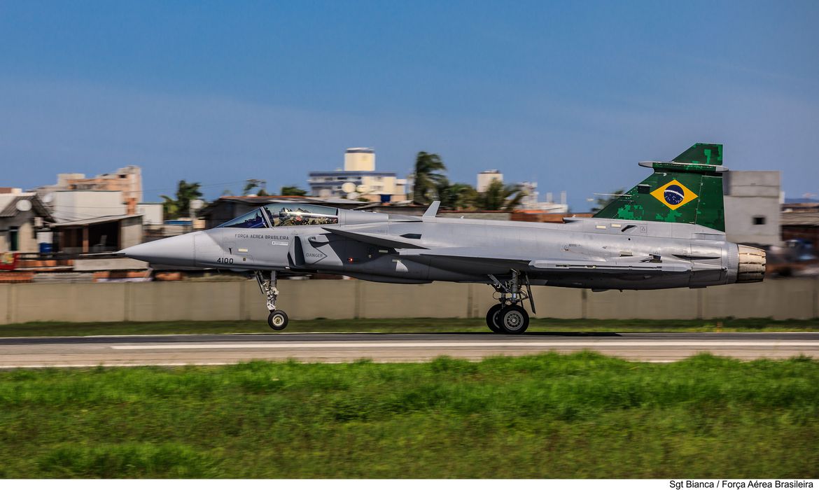 Os dois aviões “multimissão de produção em série” chegaram ao Brasil no início deste mês por via marítima, vindos de Norrköping, Suécia
