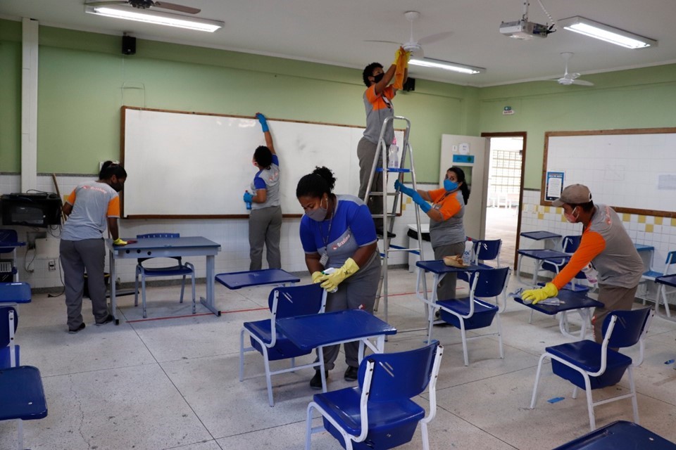 Escolas recebem reforço na limpeza durante a suspensão das aulas presenciais