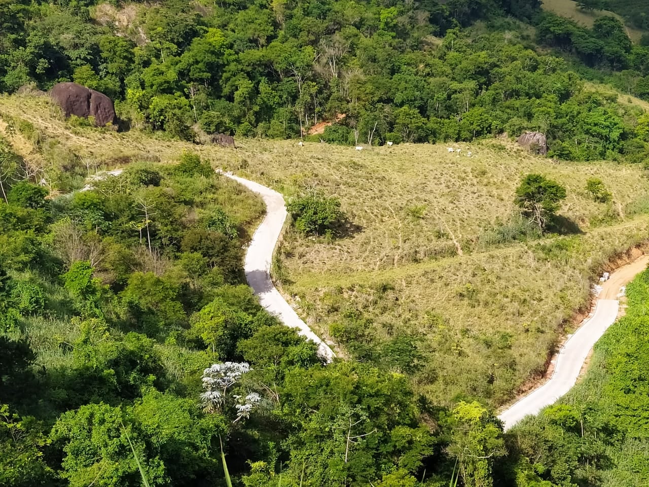 O serviço está na reta final, mas já garante um melhor tráfego para as pessoas que diariamente precisam passar pelo local, facilitando, também o escoamento da produção agrícola