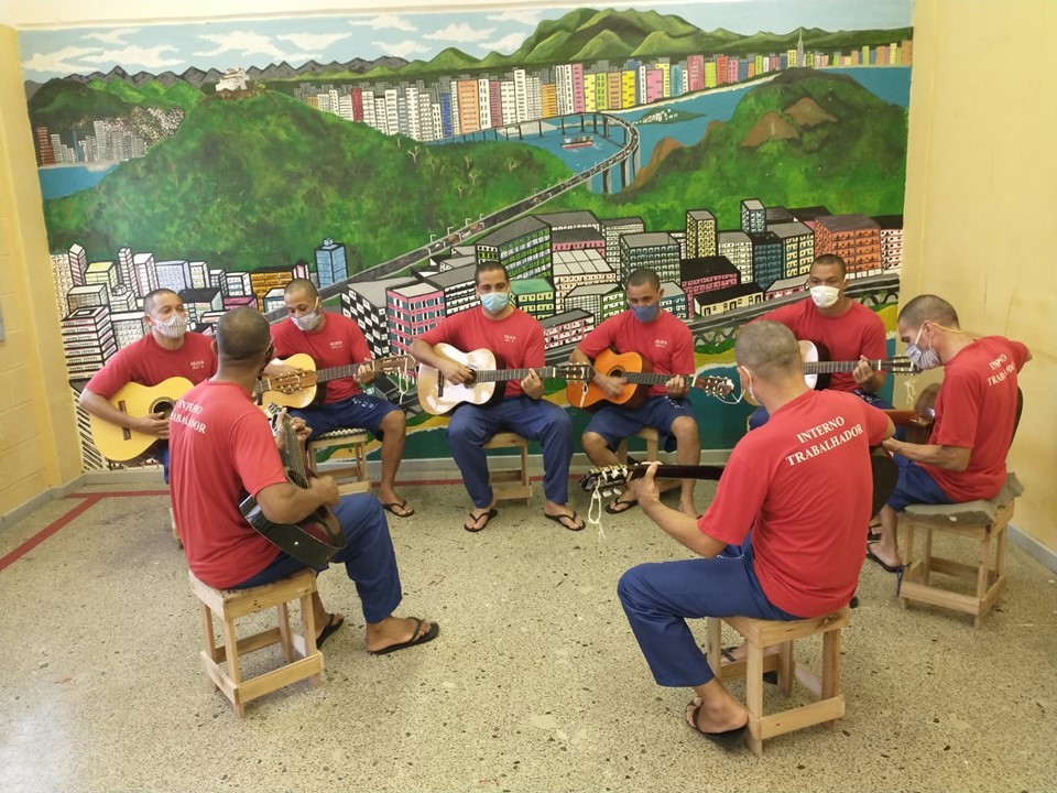 Internos aprendem técnicas de violão em unidade prisional de Vila Velha