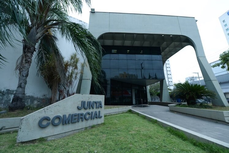 Entre os setores que mais contribuíram para os números positivos estão o comércio varejista (548), comércio por atacado, exceto de veículos (305) e atividades de atenção à saúde humana (263)