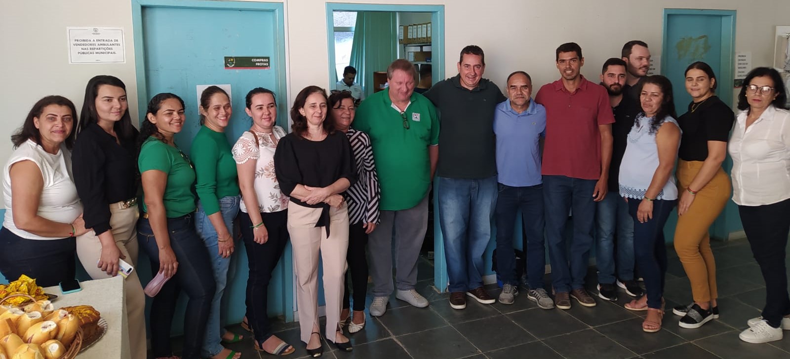 Prefeito Jailson Quiuqui, vice-prefeito Efrém Basílio, presidente da Câmara Lenilson Lacerda, professores e secretários municipais na Prefeitura Municipal durante a visita dos estudantes