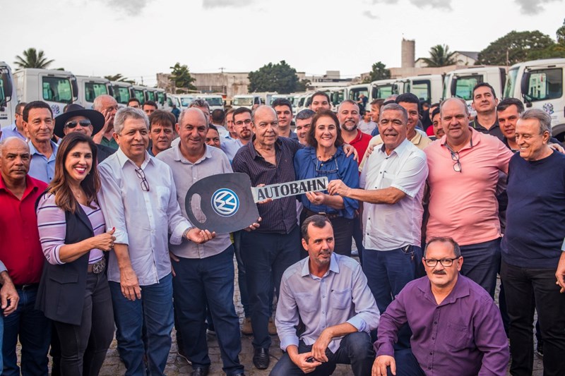 Os 30 caminhões compactadores representam um investimento total de R$ 14.312.998,00 e o custo unitário de cada caminhão é de:  6 metros cúbicos – R$ 414 mil, 10 metros cúbicos – R$ 479 mil e 15 metros cúbicos – R$ 553 mil