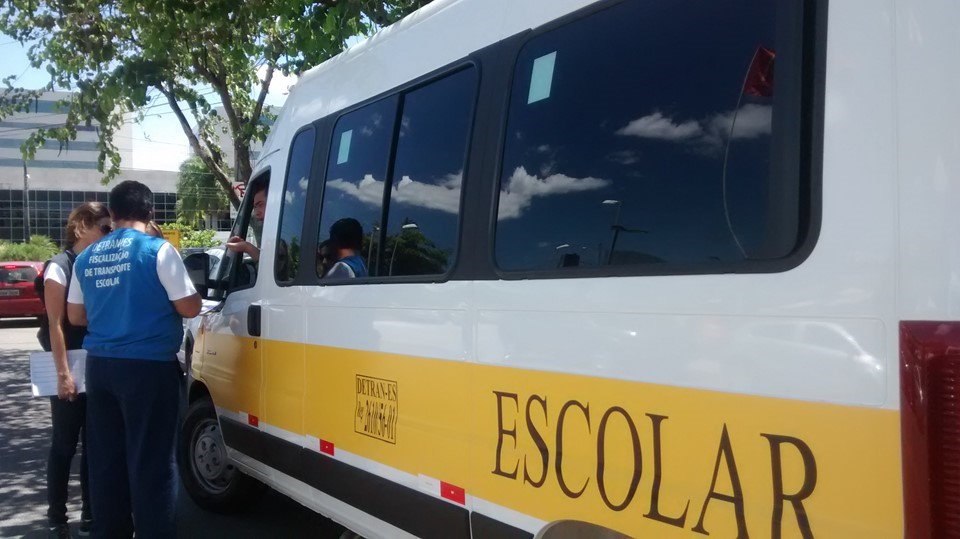 O Detran|ES determinou também que, com a volta gradual às aulas, os proprietários dos veículos autorizados a realizar transporte escolar que optarem por não circular com a finalidade do transporte de estudantes poderão requerer a suspensão temporária de tal autorização 