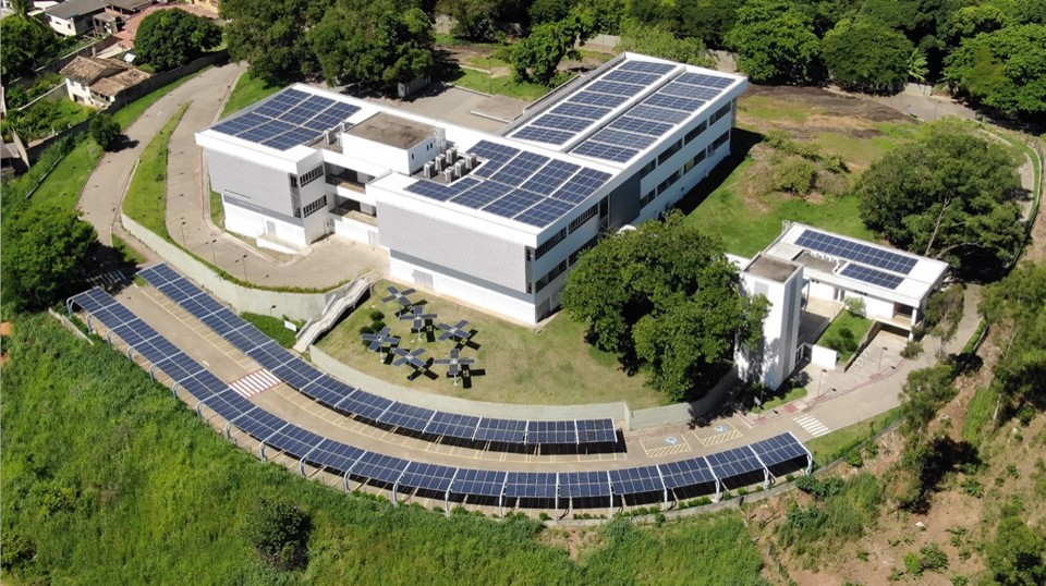 O projeto consiste em dois conjuntos de módulos fotovoltaicos, sendo um instalado em toda a superfície da cobertura do Cpid e o outro no estacionamento do empreendimento, totalizando uma potência instalada de 279,18 kWp