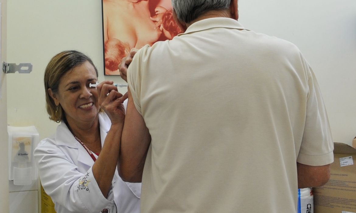 Para evitar surtos da doença, que pode sobrecarregar os serviços de saúde e até levar à morte, a pasta alerta para a importância da vacinação dos grupos prioritários