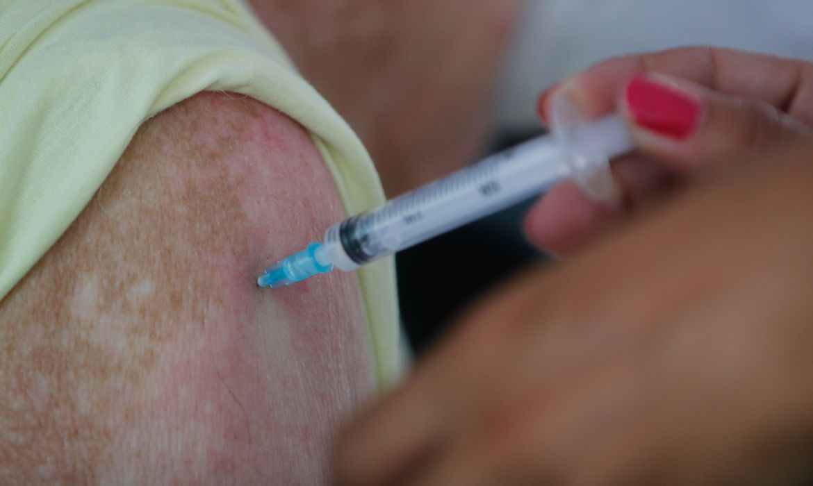 Campanha de vacinação contra a gripe começa hoje (12)