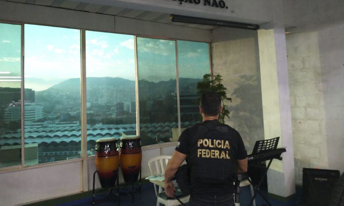 Os mandados foram expedidos pela 8ª Vara Federal Criminal do Rio de Janeiro e o crime prevê pena de até cinco anos de prisão, além de multa