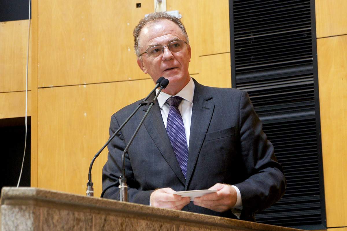 Governador Renato Casagrande cobra firmeza do governo para aquisição de vacina