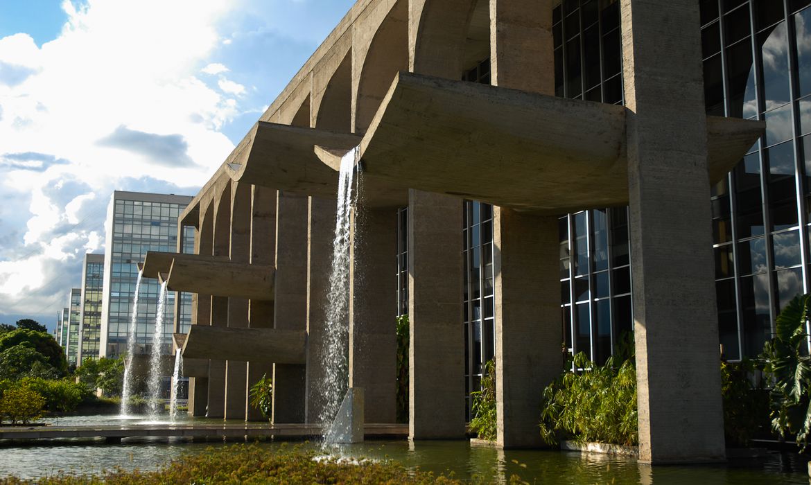 Ainda segundo dados divulgados pelo Ministério da Justiça, nas eleições municipais de 2020 foram presas 2,7 mil pessoas e apreendidos 35 menores