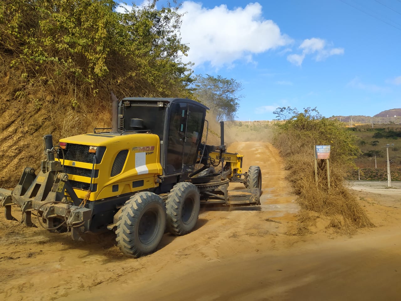 Ruas do bairro Mirante dos Pontões foram patroladas. Local será utilizado como estacionamento na festa da cidade na próxima semana