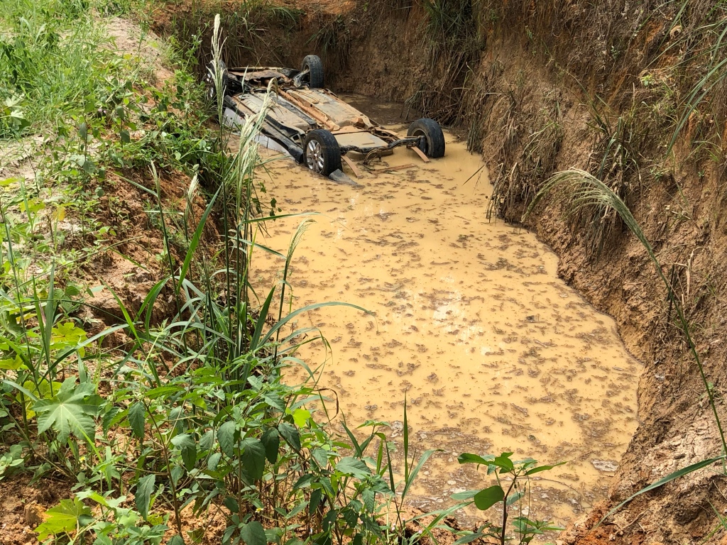 Veículo ficou com a cabine totalmente submersa (Foto: Blog do Markinho Cruz)