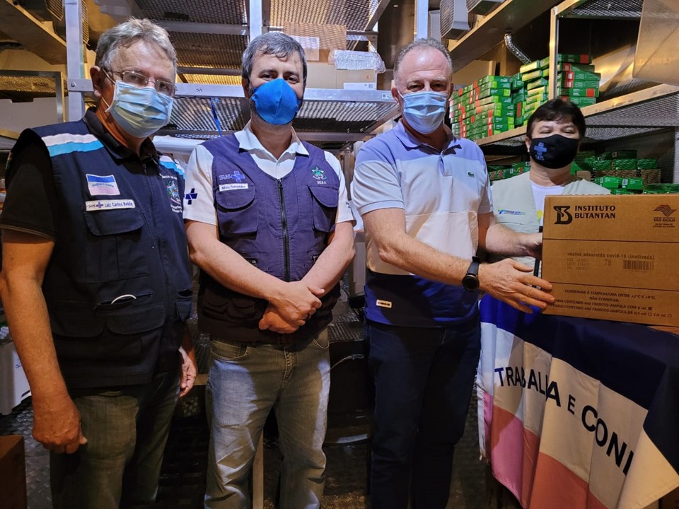 O governador Renato Casagrande acompanhou a chegada das doses e destacou que o Espírito Santo é o primeiro Estado a comprar e receber vacinas contra a Covid-19